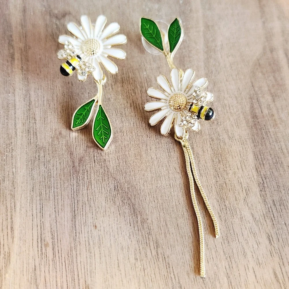 Dainty Daisy and Honeybee Asymmetrical Enamel Drop‎ Earrings Gold Tone Tassel